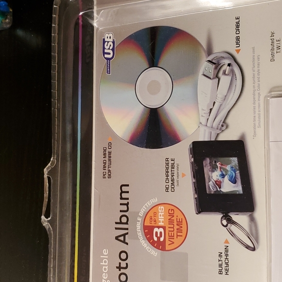 RECHARGEABLE DIGITAL PHOTO ALBUM W/ KEYCHAIN - Picture 7 of 8